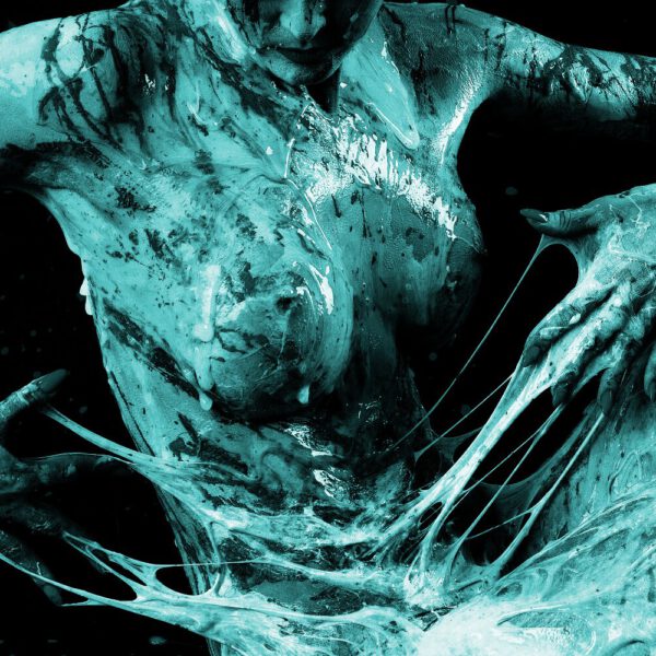 Künstler Jörg Düsterwald und Fotograf Alexander Große-Strangmann haben für ein experimentelles Fotoshooting ein nacktes Fotomodell erst vollständig mit Bodypaintingfarbe bemalt und dann mit glibberigem Schleim versehen. Mit der Masse posiert die Frau in einem Fotostudio vor der Kamera.