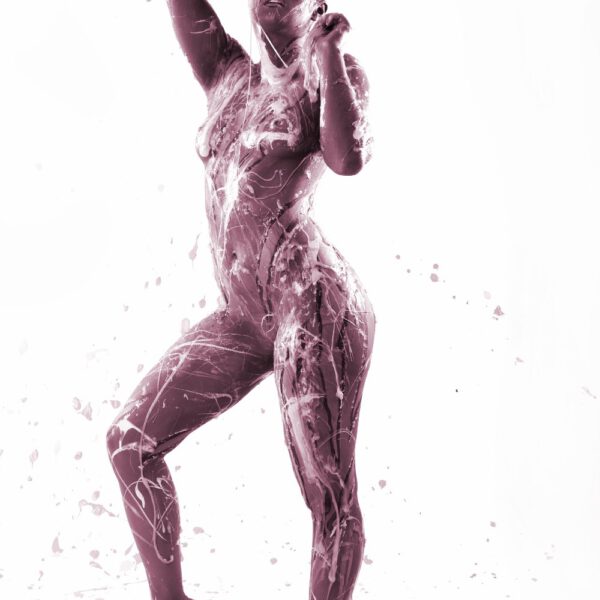 Künstler Jörg Düsterwald und Fotograf Alexander Große-Strangmann haben für ein experimentelles Fotoshooting ein nacktes Fotomodell erst vollständig mit Bodypaintingfarbe bemalt und dann mit glibberigem Schleim versehen. Mit der Masse posiert die Frau in einem Fotostudio vor der Kamera.