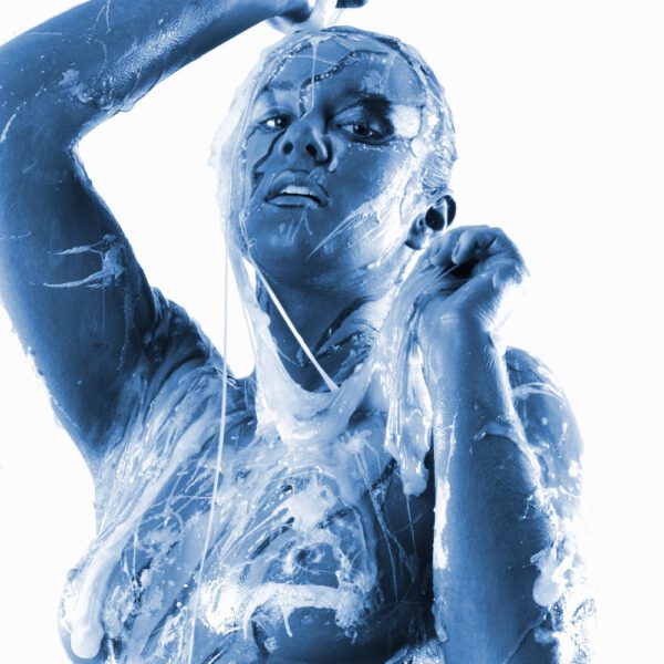 Künstler Jörg Düsterwald und Fotograf Alexander Große-Strangmann haben für ein experimentelles Fotoshooting ein nacktes Fotomodell erst vollständig mit Bodypaintingfarbe bemalt und dann mit glibberigem Schleim versehen. Mit der Masse posiert die Frau in einem Fotostudio vor der Kamera.