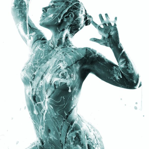Künstler Jörg Düsterwald und Fotograf Alexander Große-Strangmann haben für ein experimentelles Fotoshooting ein nacktes Fotomodell erst vollständig mit Bodypaintingfarbe bemalt und dann mit glibberigem Schleim versehen. Mit der Masse posiert die Frau in einem Fotostudio vor der Kamera.