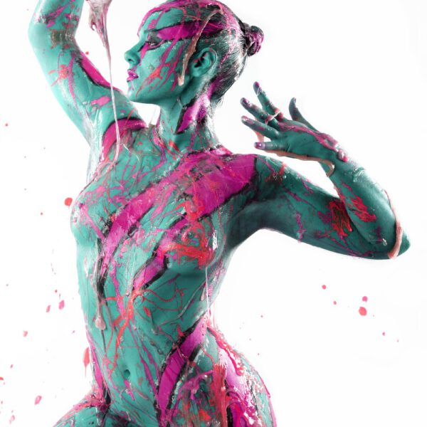 Künstler Jörg Düsterwald und Fotograf Alexander Große-Strangmann haben für ein experimentelles Fotoshooting ein nacktes Fotomodell erst vollständig mit Bodypaintingfarbe bemalt und dann mit glibberigem Schleim versehen. Mit der Masse posiert die Frau in einem Fotostudio vor der Kamera.