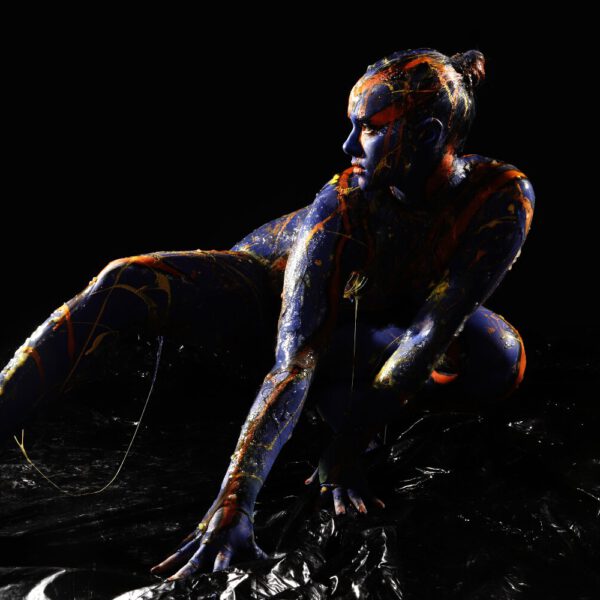 Künstler Jörg Düsterwald und Fotograf Alexander Große-Strangmann haben für ein experimentelles Fotoshooting ein nacktes Fotomodell erst vollständig mit Bodypaintingfarbe bemalt und dann mit glibberigem Schleim versehen. Mit der Masse posiert die Frau in einem Fotostudio vor der Kamera.