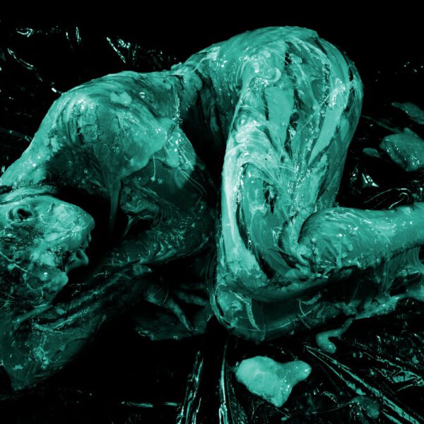 Künstler Jörg Düsterwald und Fotograf Alexander Große-Strangmann haben für ein experimentelles Fotoshooting ein nacktes Fotomodell erst vollständig mit Bodypaintingfarbe bemalt und dann mit glibberigem Schleim versehen. Mit der Masse posiert die Frau in einem Fotostudio vor der Kamera.