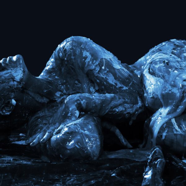 Künstler Jörg Düsterwald und Fotograf Alexander Große-Strangmann haben für ein experimentelles Fotoshooting ein nacktes Fotomodell erst vollständig mit Bodypaintingfarbe bemalt und dann mit glibberigem Schleim versehen. Mit der Masse posiert die Frau in einem Fotostudio vor der Kamera.