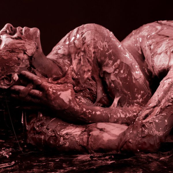 Künstler Jörg Düsterwald und Fotograf Alexander Große-Strangmann haben für ein experimentelles Fotoshooting ein nacktes Fotomodell erst vollständig mit Bodypaintingfarbe bemalt und dann mit glibberigem Schleim versehen. Mit der Masse posiert die Frau in einem Fotostudio vor der Kamera.
