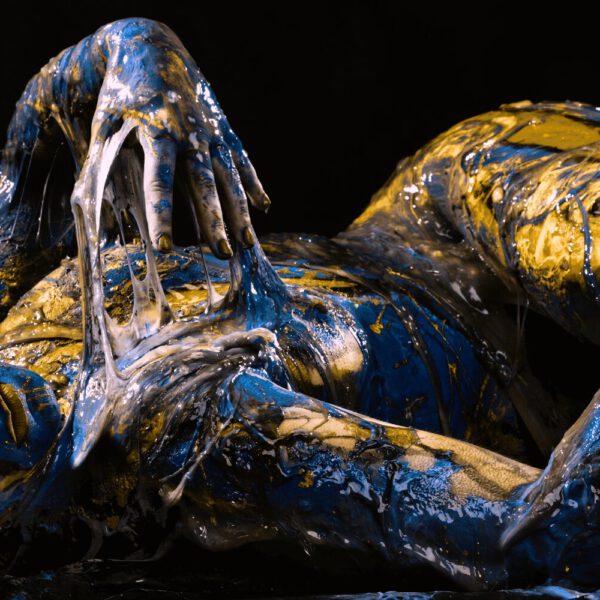 Künstler Jörg Düsterwald und Fotograf Alexander Große-Strangmann haben für ein experimentelles Fotoshooting ein nacktes Fotomodell erst vollständig mit Bodypaintingfarbe bemalt und dann mit glibberigem Schleim versehen. Mit der Masse posiert die Frau in einem Fotostudio vor der Kamera.