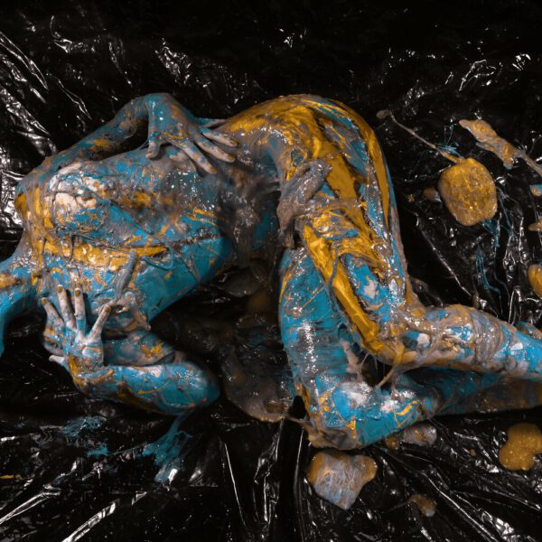 Künstler Jörg Düsterwald und Fotograf Alexander Große-Strangmann haben für ein experimentelles Fotoshooting ein nacktes Fotomodell erst vollständig mit Bodypaintingfarbe bemalt und dann mit glibberigem Schleim versehen. Mit der Masse posiert die Frau in einem Fotostudio vor der Kamera.