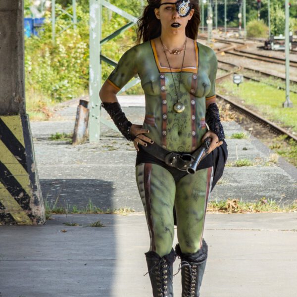 Ein Fotomodell ist von Bodypainting-Künstler Jörg Düsterwald mit Mustern und im Kleidungsstil STEAMPUNK bemalt.