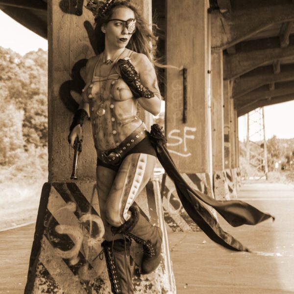 Ein Fotomodell ist von Bodypainting-Künstler Jörg Düsterwald mit Mustern und im Kleidungsstil STEAMPUNK bemalt.
