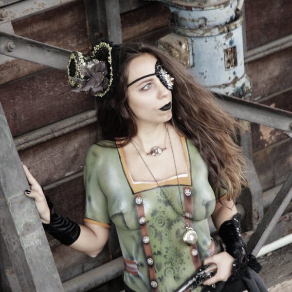 Ein Fotomodell ist von Bodypainting-Künstler Jörg Düsterwald mit Mustern und im Kleidungsstil STEAMPUNK bemalt.