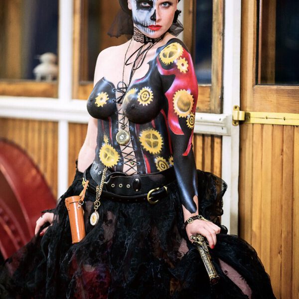 Ein Fotomodell ist von Bodypainting-Künstler Jörg Düsterwald mit Mustern und im Kleidungsstil STEAMPUNK bemalt.
