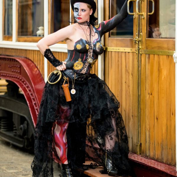 Ein Fotomodell ist von Bodypainting-Künstler Jörg Düsterwald mit Mustern und im Kleidungsstil STEAMPUNK bemalt.