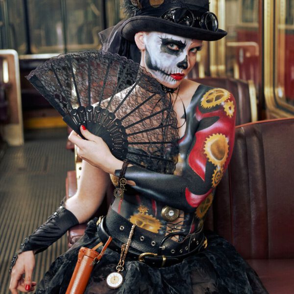 Ein Fotomodell ist von Bodypainting-Künstler Jörg Düsterwald mit Mustern und im Kleidungsstil STEAMPUNK bemalt.