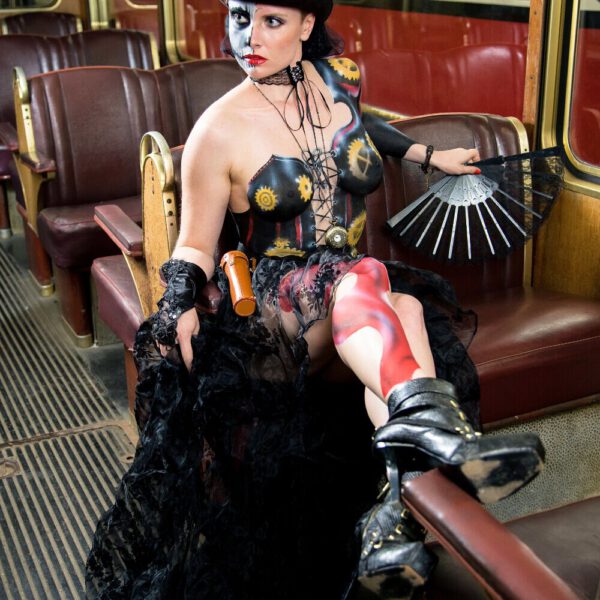 Ein Fotomodell ist von Bodypainting-Künstler Jörg Düsterwald mit Mustern und im Kleidungsstil STEAMPUNK bemalt.