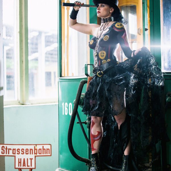 Ein Fotomodell ist von Bodypainting-Künstler Jörg Düsterwald mit Mustern und im Kleidungsstil STEAMPUNK bemalt.