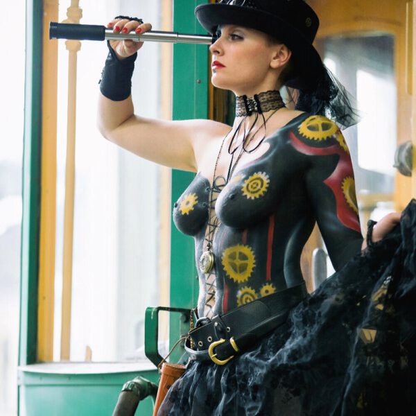 Ein Fotomodell ist von Bodypainting-Künstler Jörg Düsterwald mit Mustern und im Kleidungsstil STEAMPUNK bemalt.