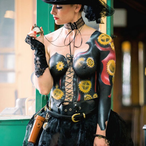 Ein Fotomodell ist von Bodypainting-Künstler Jörg Düsterwald mit Mustern und im Kleidungsstil STEAMPUNK bemalt.