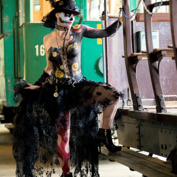 Ein Fotomodell ist von Bodypainting-Künstler Jörg Düsterwald mit Mustern und im Kleidungsstil STEAMPUNK bemalt.