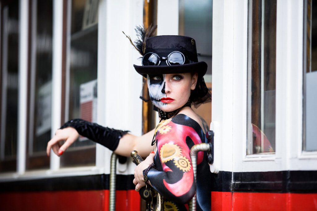 Ein Fotomodell ist von Bodypainting-Künstler Jörg Düsterwald mit Mustern und im Kleidungsstil STEAMPUNK bemalt.