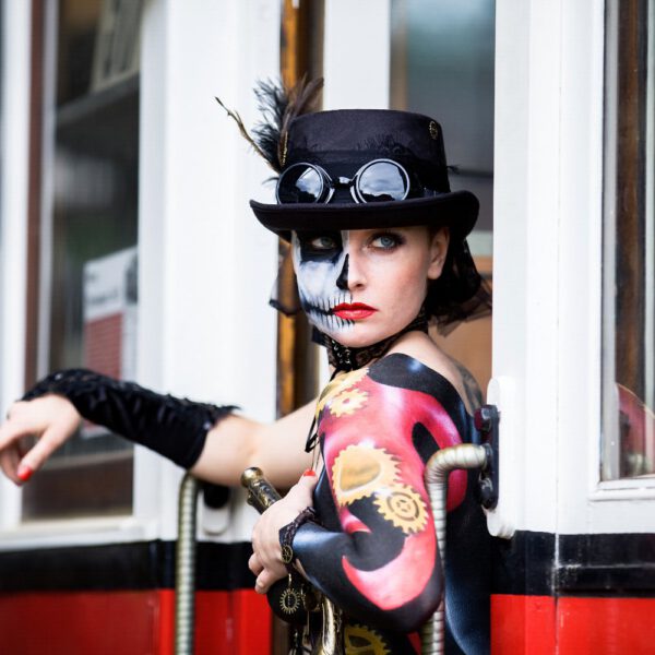 Ein Fotomodell ist von Bodypainting-Künstler Jörg Düsterwald mit Mustern und im Kleidungsstil STEAMPUNK bemalt.