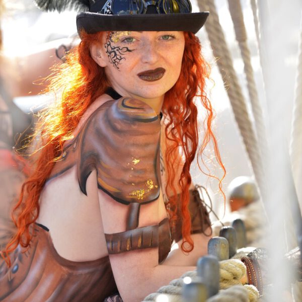 Ein Fotomodell ist von Bodypainting-Künstler Jörg Düsterwald mit Mustern und im Kleidungsstil STEAMPUNK bemalt.