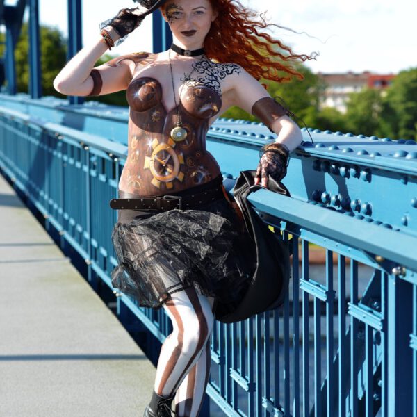 Ein Fotomodell ist von Bodypainting-Künstler Jörg Düsterwald mit Mustern und im Kleidungsstil STEAMPUNK bemalt.