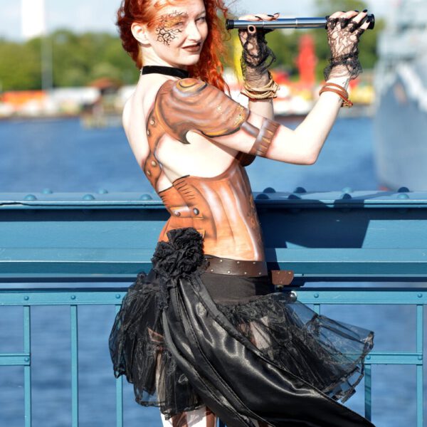 Ein Fotomodell ist von Bodypainting-Künstler Jörg Düsterwald mit Mustern und im Kleidungsstil STEAMPUNK bemalt.