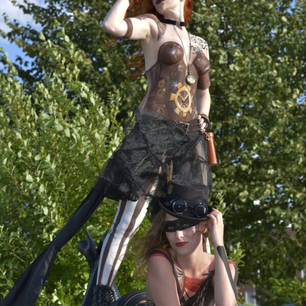 Zwei Fotomodelle sind von Bodypainting-Künstler Jörg Düsterwald mit Mustern und im Kleidungsstil STEAMPUNK bemalt.