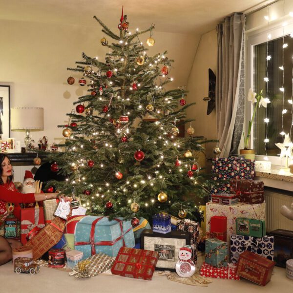 Künstler Jörg Düsterwald hat auf dem Rücken eines Fotomodells die Illusion eines Weihnachtsgeschenks gemalt. Die Frau liegt unter einem geschmückten Weihnachtsbaum, Moderatorin Dany Michalski sitzt daneben und entdeckt überrascht das Paket.