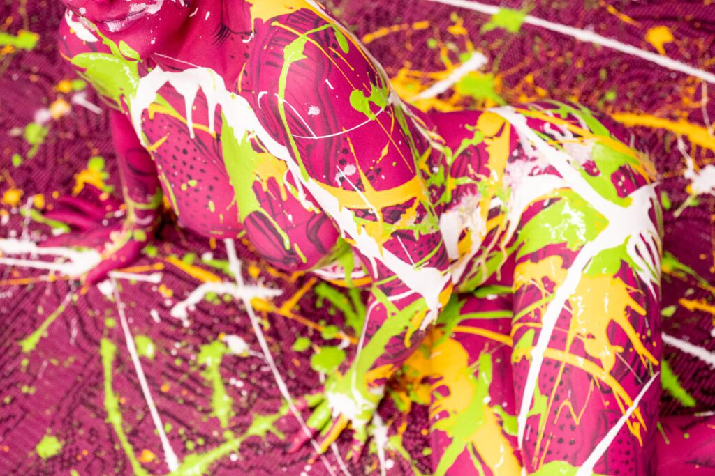 Mit flüssiger Farbe, einem bemalten Fotomodell und einem Bodenbelag als Grundlage hat Künstler Jörg Düsterwald sowohl einzigartige Fotobildwerke wie auch ein Teppichdesign als exklusives Unikat kreiert.