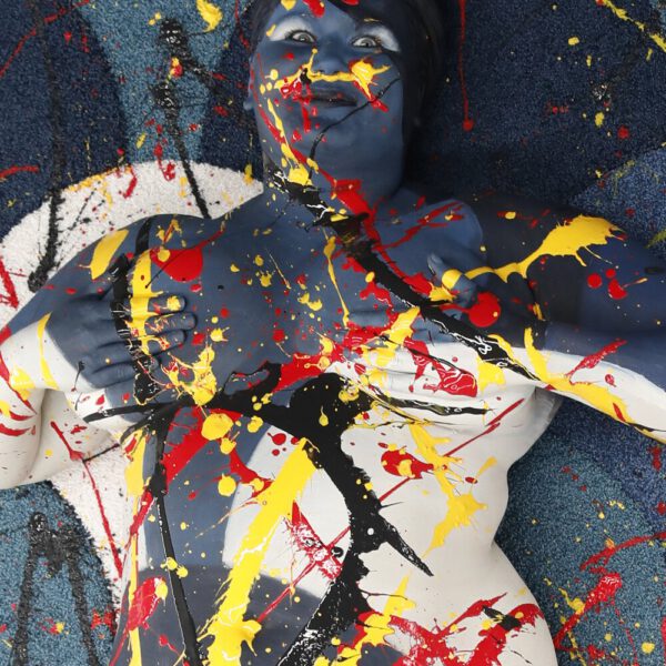 Mit flüssiger Farbe, einem bemalten Fotomodell und einem Bodenbelag als Grundlage hat Künstler Jörg Düsterwald sowohl einzigartige Fotobildwerke wie auch ein Teppichdesign als exklusives Unikat kreiert.