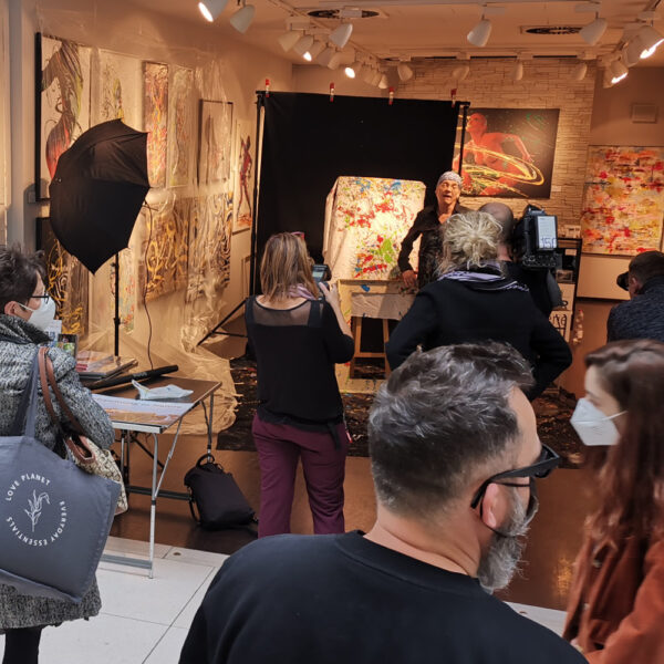 In einer Hamburger Galerie präsentiert Bodyart-Künstler Jörg Düsterwald mit seinem Fotomodell live vor Publikum eine freestyle Kunstperformance. Er versieht sein halbnacktes Modell mit einer Körpermalerei und anschließend bekleckert er die Frau mit viel flüssiger Farbe. Ein Fernsehteam begleitet die Aktion.