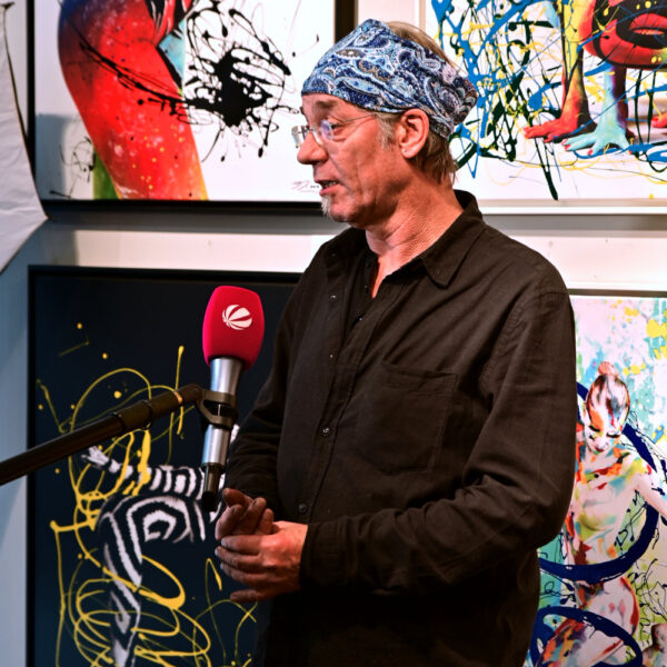 In einer Hamburger Galerie präsentiert Bodyart-Künstler Jörg Düsterwald mit seinem Fotomodell live vor Publikum eine freestyle Kunstperformance. Er versieht sein halbnacktes Modell mit einer Körpermalerei und anschließend bekleckert er die Frau mit viel flüssiger Farbe. Ein Fernsehteam begleitet die Aktion.
