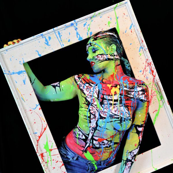 In einer Hamburger Galerie präsentiert Bodyart-Künstler Jörg Düsterwald mit seinem Fotomodell live vor Publikum eine freestyle Kunstperformance. Er versieht sein halbnacktes Modell mit einer Körpermalerei und anschließend bekleckert er die Frau mit viel flüssiger Farbe. Ein Fernsehteam begleitet die Aktion.