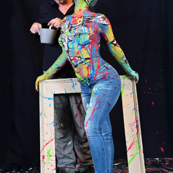 In einer Hamburger Galerie präsentiert Bodyart-Künstler Jörg Düsterwald mit seinem Fotomodell live vor Publikum eine freestyle Kunstperformance. Er versieht sein halbnacktes Modell mit einer Körpermalerei und anschließend bekleckert er die Frau mit viel flüssiger Farbe. Ein Fernsehteam begleitet die Aktion.