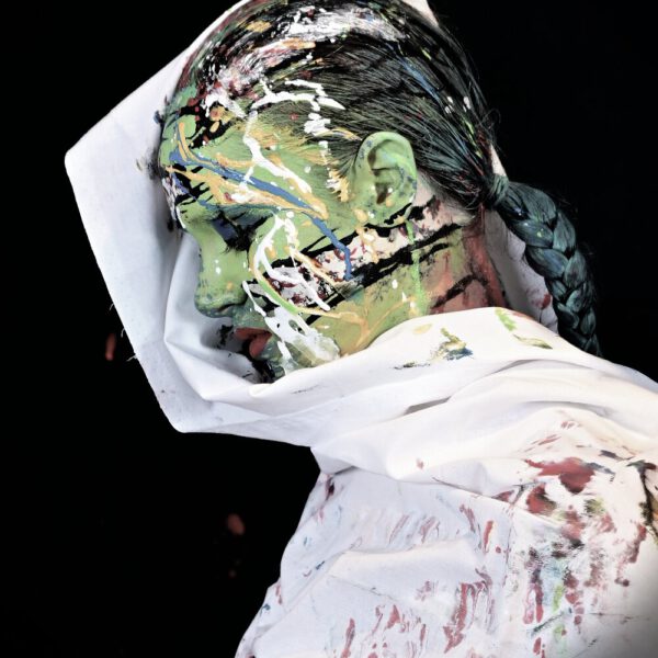 In einer Hamburger Galerie präsentiert Bodyart-Künstler Jörg Düsterwald mit seinem Fotomodell live vor Publikum eine freestyle Kunstperformance. Er versieht sein halbnacktes Modell mit einer Körpermalerei und anschließend bekleckert er die Frau mit viel flüssiger Farbe. Ein Fernsehteam begleitet die Aktion.
