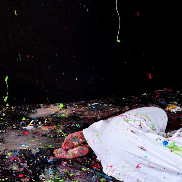 In einer Hamburger Galerie präsentiert Bodyart-Künstler Jörg Düsterwald mit seinem Fotomodell live vor Publikum eine freestyle Kunstperformance. Er versieht sein halbnacktes Modell mit einer Körpermalerei und anschließend bekleckert er die Frau mit viel flüssiger Farbe. Ein Fernsehteam begleitet die Aktion.