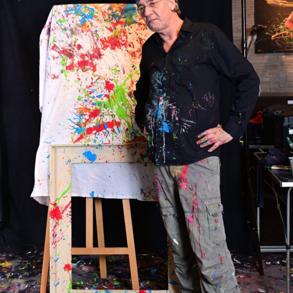 In einer Hamburger Galerie präsentiert Bodyart-Künstler Jörg Düsterwald mit seinem Fotomodell live vor Publikum eine freestyle Kunstperformance. Er versieht sein halbnacktes Modell mit einer Körpermalerei und anschließend bekleckert er die Frau mit viel flüssiger Farbe. Ein Fernsehteam begleitet die Aktion.