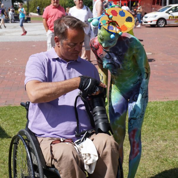Anlässlich der Damper Handicap-Tage, eine Informationsveranstaltung der ortsansässigen Reha-Kliniken stylt der Künstler Jörg Düsterwald live vor Publikum gesundheitlich beeinträchtigte Personen mit Bodypainting.