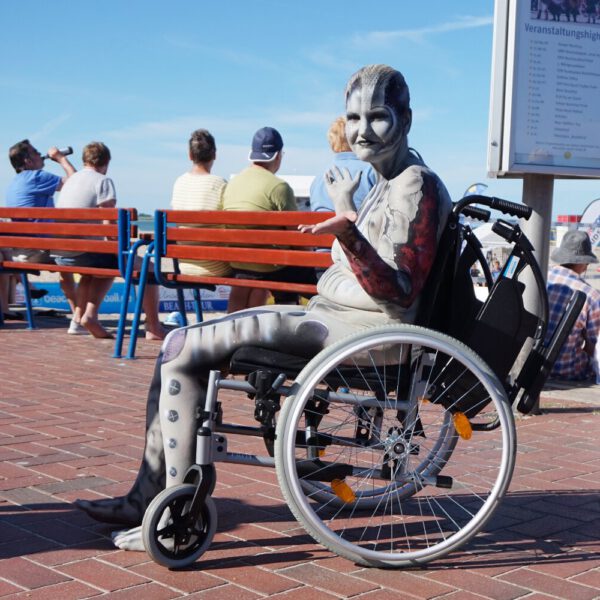 Anlässlich der Damper Handicap-Tage, eine Informationsveranstaltung der ortsansässigen Reha-Kliniken stylt der Künstler Jörg Düsterwald live vor Publikum gesundheitlich beeinträchtigte Personen mit Bodypainting.