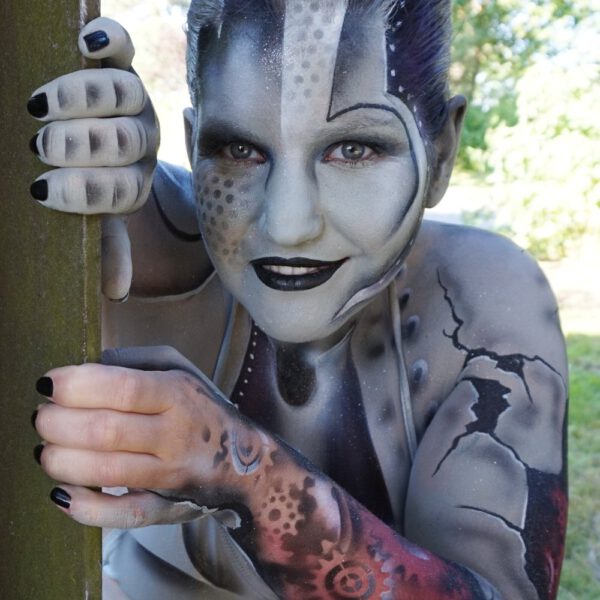 Anlässlich der Damper Handicap-Tage, eine Informationsveranstaltung der ortsansässigen Reha-Kliniken stylt der Künstler Jörg Düsterwald live vor Publikum gesundheitlich beeinträchtigte Personen mit Bodypainting.