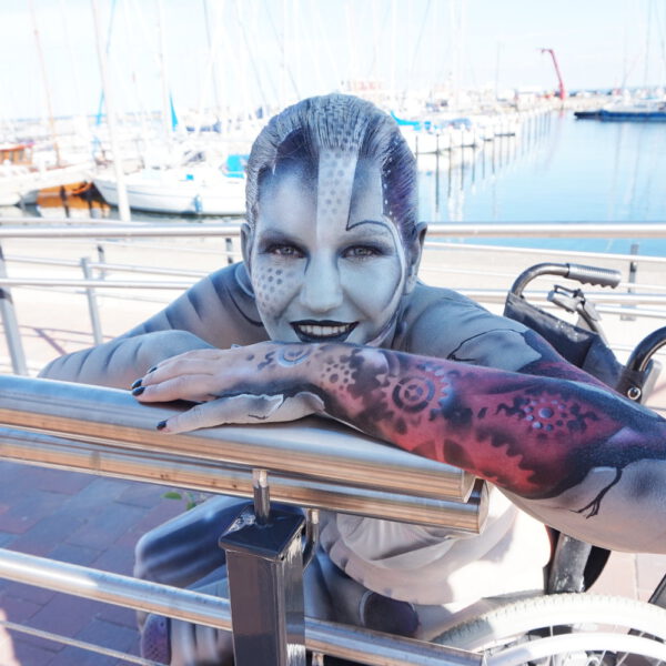 Anlässlich der Damper Handicap-Tage, eine Informationsveranstaltung der ortsansässigen Reha-Kliniken stylt der Künstler Jörg Düsterwald live vor Publikum gesundheitlich beeinträchtigte Personen mit Bodypainting.