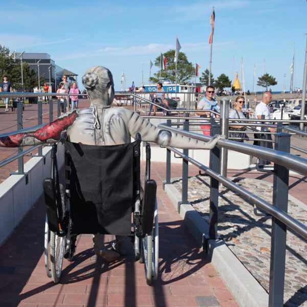 Anlässlich der Damper Handicap-Tage, eine Informationsveranstaltung der ortsansässigen Reha-Kliniken stylt der Künstler Jörg Düsterwald live vor Publikum gesundheitlich beeinträchtigte Personen mit Bodypainting.