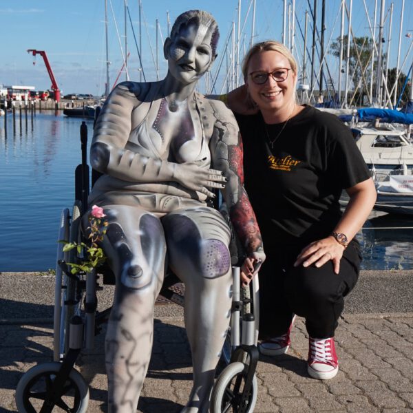 Anlässlich der Damper Handicap-Tage, eine Informationsveranstaltung der ortsansässigen Reha-Kliniken stylt der Künstler Jörg Düsterwald live vor Publikum gesundheitlich beeinträchtigte Personen mit Bodypainting.