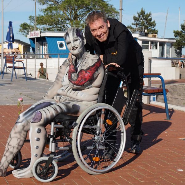 Anlässlich der Damper Handicap-Tage, eine Informationsveranstaltung der ortsansässigen Reha-Kliniken stylt der Künstler Jörg Düsterwald live vor Publikum gesundheitlich beeinträchtigte Personen mit Bodypainting.