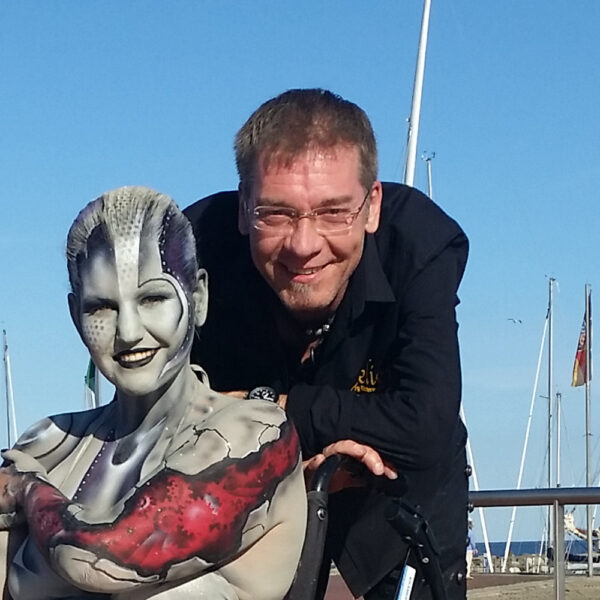 Anlässlich der Damper Handicap-Tage, eine Informationsveranstaltung der ortsansässigen Reha-Kliniken stylt der Künstler Jörg Düsterwald live vor Publikum gesundheitlich beeinträchtigte Personen mit Bodypainting.
