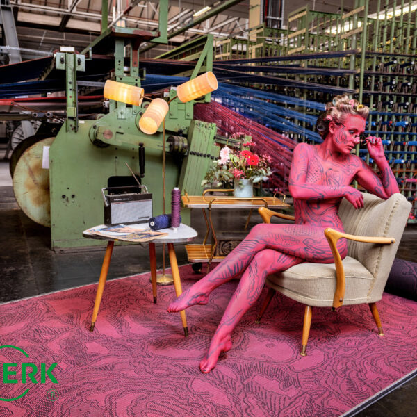 Für Marketingfotos einer Werbekampagne des Unternehmens VorwerkFlooring gestaltet Künstler Jörg Düsterwald ein Fotomodell mittels Bodypainting so mit Farbe, das die Frau sich attraktiv in die fotografierte Szene einfügt.