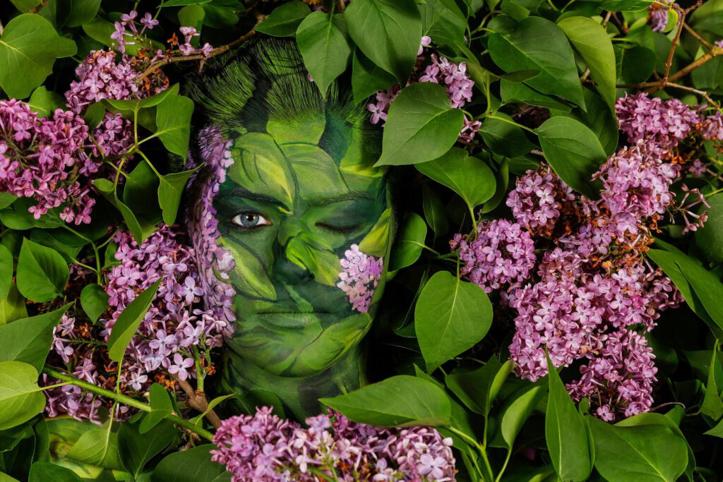 Fliederbuschmotiv dem Körperkunstprojekt NATURE ART des Künstlers Jörg Düsterwald mit einem Bodypaintingmodell.