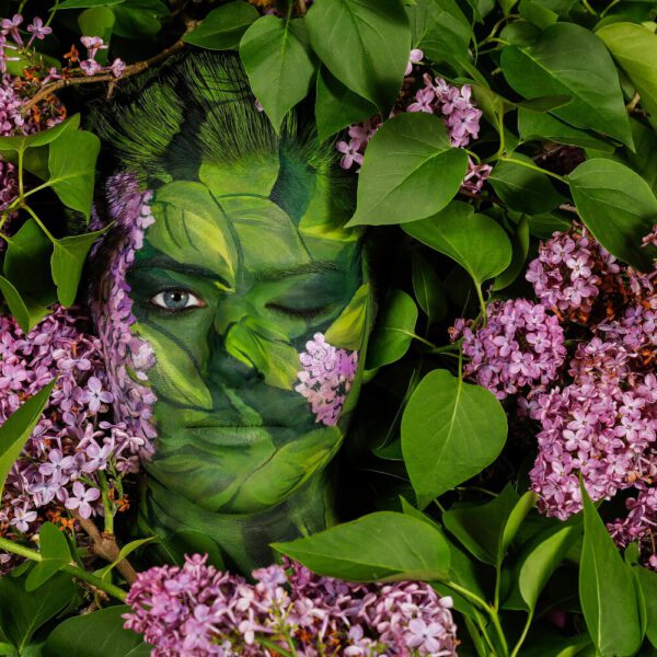 Fliederbuschmotiv dem Körperkunstprojekt NATURE ART des Künstlers Jörg Düsterwald mit einem Bodypaintingmodell.