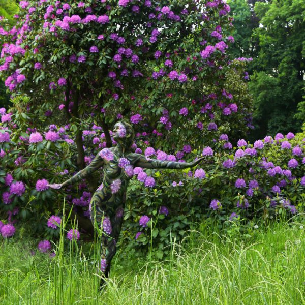 Rhododendron-Motiv von dem Körperkunstprojekt NATURE ART des Künstlers Jörg Düsterwald mit einem Bodypaintingmodell.